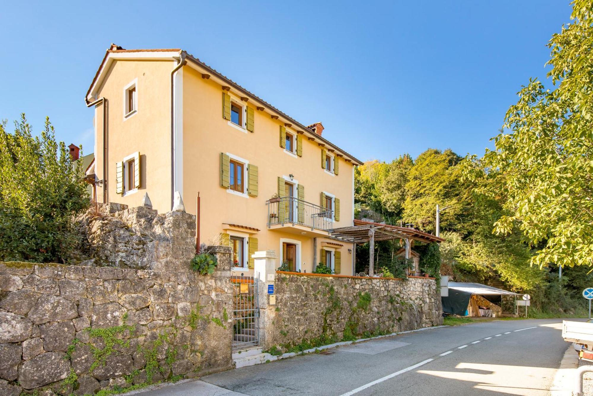 Anamaria Rustic